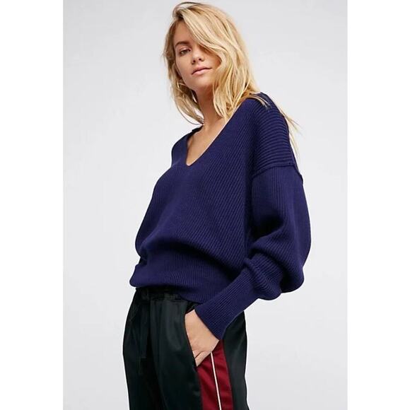 Free People Allure Slouchy V-Neck Sweater in Navy Size XS cotton - Picture 1 of 8